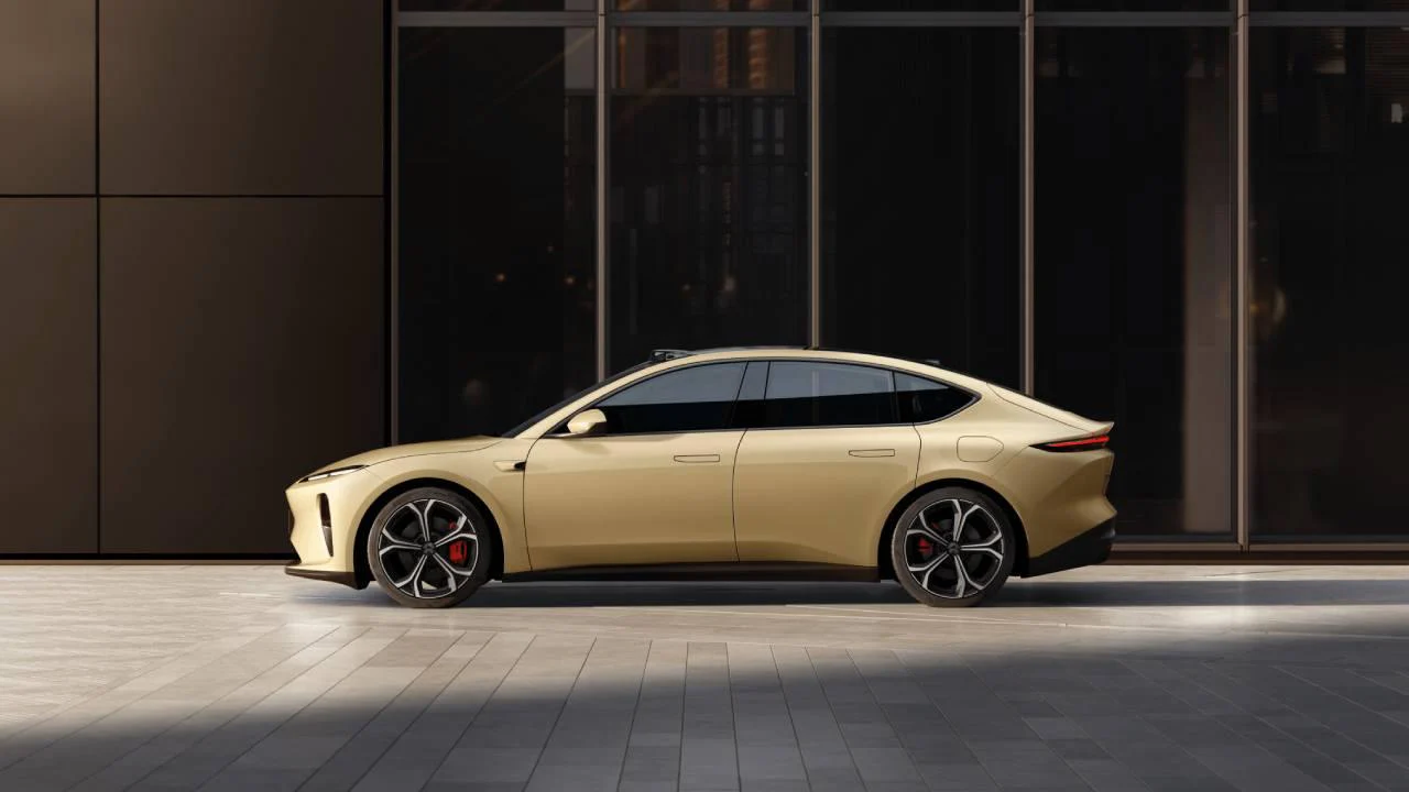 2024 NIO ET5 Mid-Size Luxury Electric Sedan - Image 2